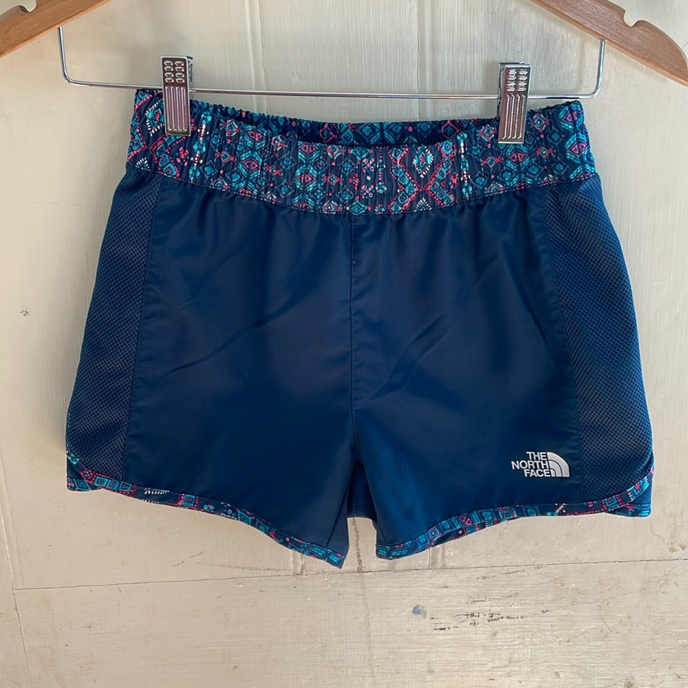 The North Face girls flashdry shorts size M (10/12)